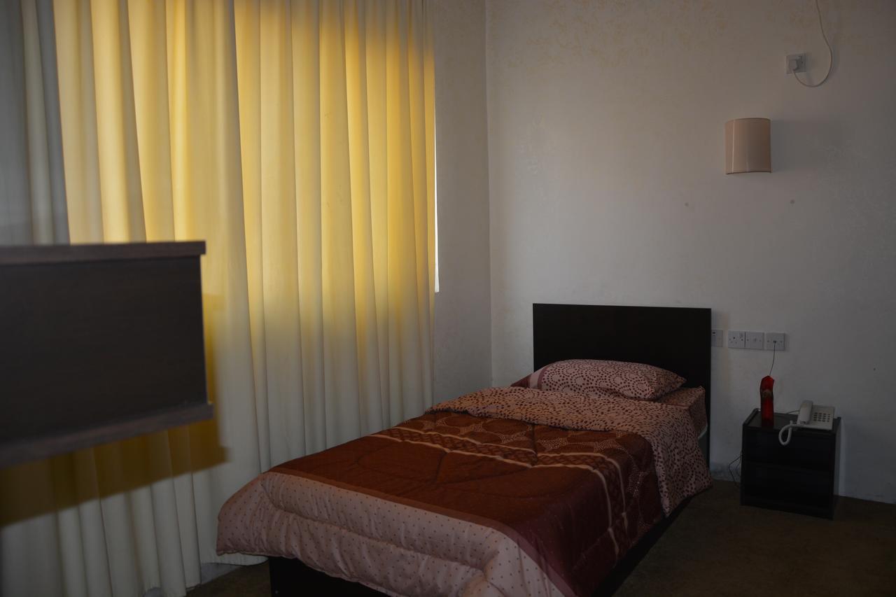 Teeba Palace Hotel Suites Amman Bagian luar foto